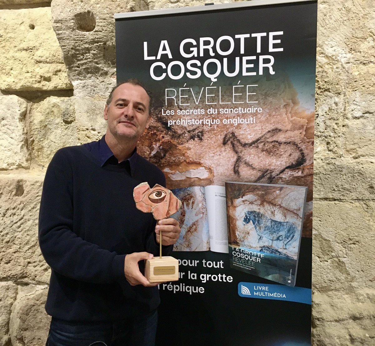 Bravo 👏🏻
<a href="/PrehistoTweet/">Pedro Lima</a> vient de recevoir le Prix du livre d’archéologie 2022 des <a href="/RAN_ARCHEO/">RAN</a> pour son ouvrage « La grotte Cosquer révélée » 🐧 
#regionsud #culture