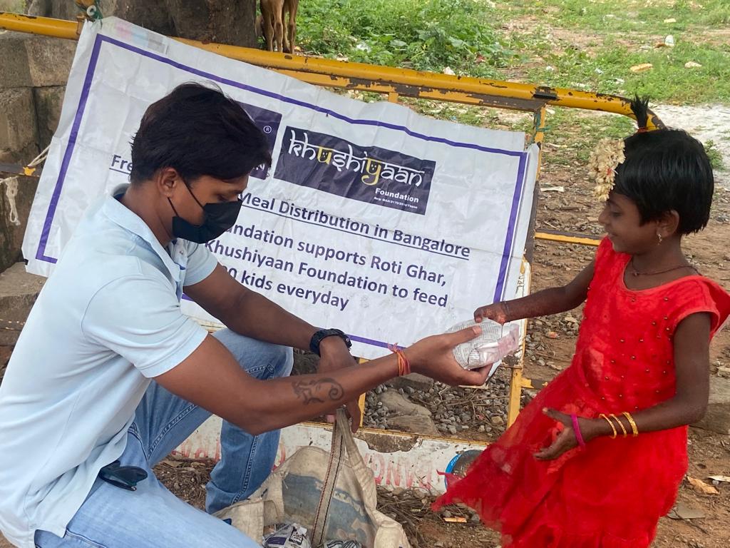 RotiGharIndia's tweet photo. 4/11/2022

Roti Ghar Daily 
Bangalore Location 02
Roti Ghar: Day 1786

“Every time you smile at someone, it is an action of love.” 

Spread this love through and through by giving people a reason to smile ❤️
#freshhealthyfood #bangalorediaries #hungerfreecommunity #communities https://t.co/MDLNCCl6w2