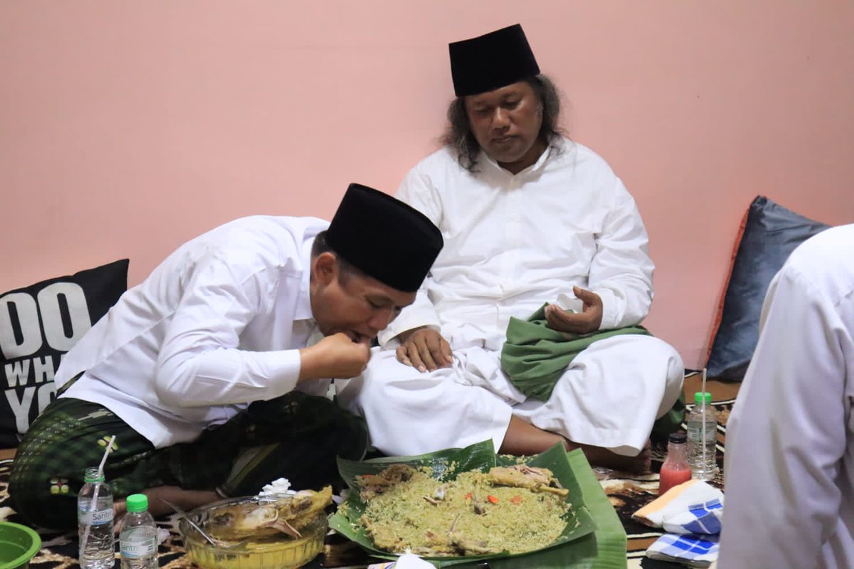 awakmu iki reeeek, pas mangan mangap ngene kok di foto reeeek. mbok yoo ngenteni diluk, lek wes mari mangan baru di foto. NGENE IKI AKU ISIN, apalagi makan sama GUS MUWAFIQ, koyok aku dewe seng mangan.