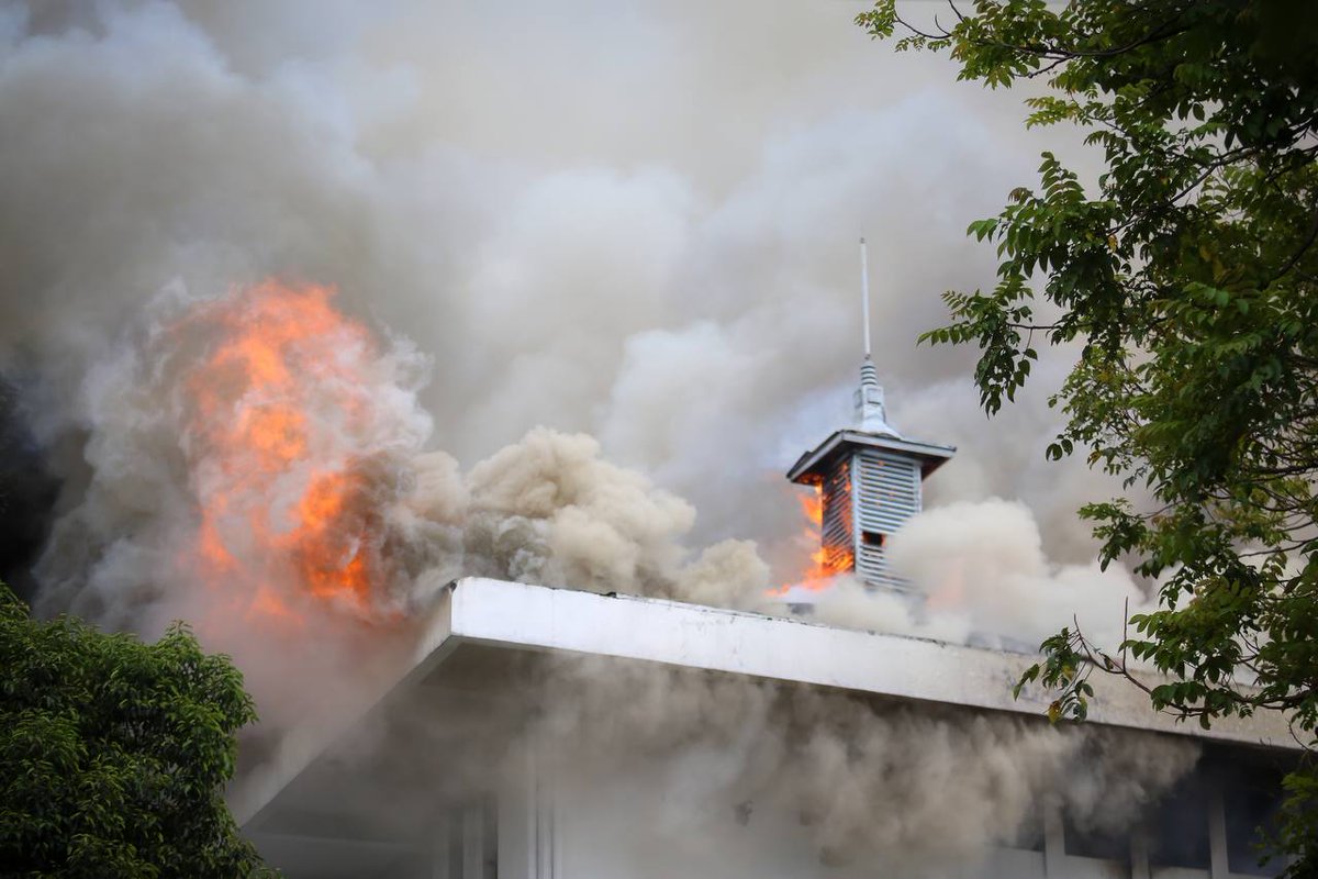 Wilujeng sonten Wargi Bandung

Api diketahui muncul sekitar pukul 10.30 WIB dari Gedung Bappelitbang Kota Bandung yang berada di komplek Balai Kota.

Kemudian Dinas Pemadam Kebakaran Kota Bandung langsung menuju lokasi kebakaran dan menurunkan 16 armada.