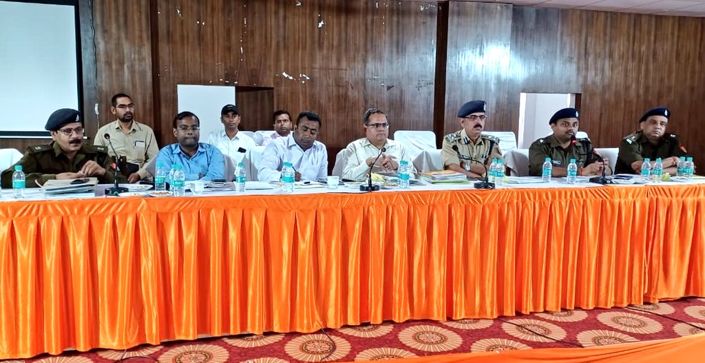 ayodhya_police's tweet photo. आज दिनांक 07.11.2022 को श्रीमान मण्डल आयुक्त अयोध्या, #DigRangeAyodhya, .@dmayodhya, #SSP_अयोध्या व अन्य अधिकारीगण द्वारा कार्तिक पुर्णिमा मेला के दृष्टिगत राम कथा संग्रहालय में पुलिस/प्रशासनिक अधिकारियों की बिफ्रिग कर दिये आवश्यक दिशा निर्देश। 
#UPPolice 
#ayodhyapolice https://t.co/5JA5kM51I8