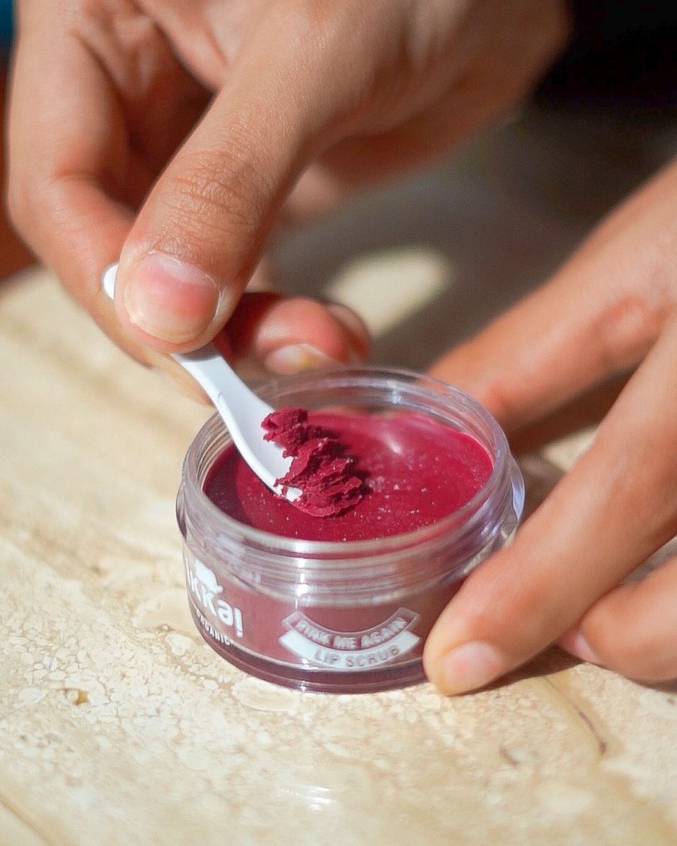 Winter lip care is incomplete without our 
👄Pink Me Again Lip Scrub! Rub it on your lips to get the flaky and chapped skin out and make your lips smoother and softer. While sugar granules gently scrub your lips, kokum butter and beetroot moisturise and keep them hydrated.