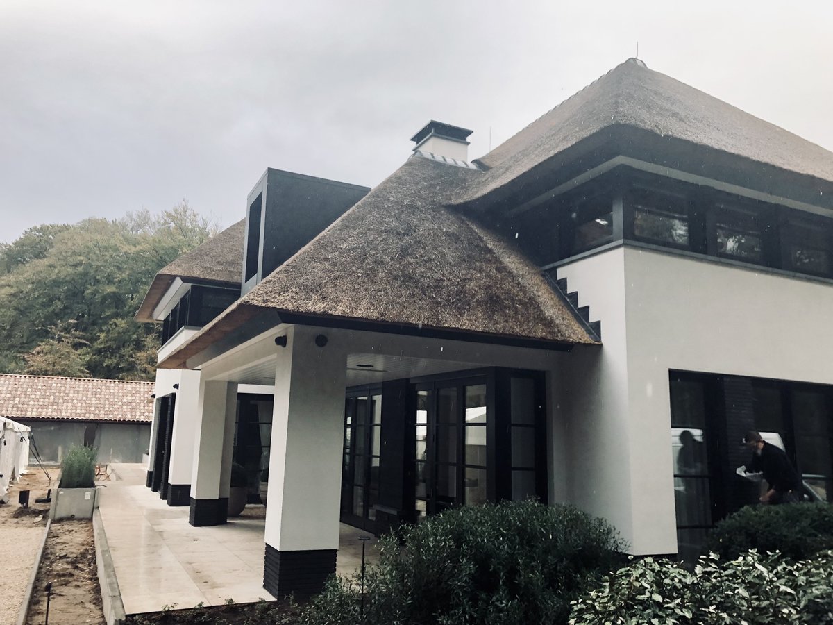 Onze glazenwassers helpen mee om in dit project de puntjes op de i te zetten. Dat betekend de woning plus bijgebouwen aan de buitenzijde helemaal spik en span maken #glasbewassing #osmose #co2footprint #puntjesopdei #jaarplanning #schoonmaakonderhoud