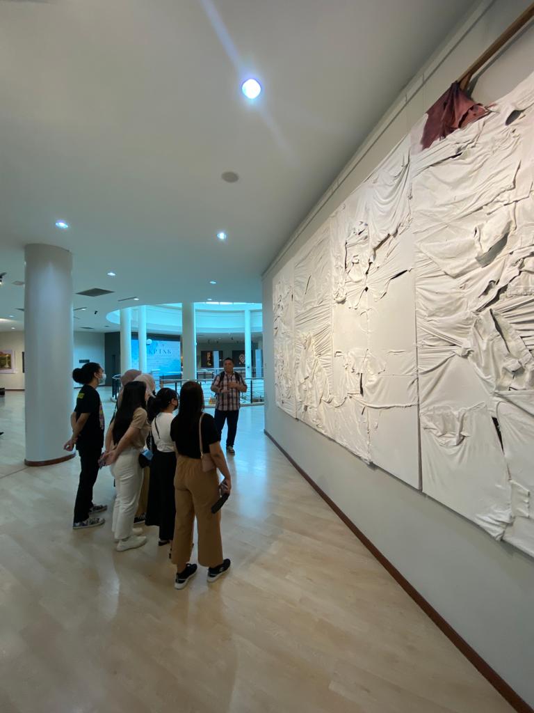 EGNism's tweet photo. Explaining my "Tadau Vagu" to my audience, final year fine art students from Universiti Malaysia Sabah.
#egnart
#spatialbiodoc
#conceptualism
#socialmapping https://t.co/edFHh14MVS