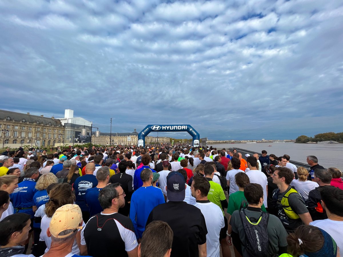 jestocke's tweet photo. 🔥 Hier matin, une partie de l’équipe participait au @10kmdesquais de #Bordeaux !
Un moment sportif partagé tous ensemble dans le froid automnal 🥶
👏 Un grand merci à @BdxAthle, à tous les bénévoles et à @ProTimingFrance pour l’organisation !
Et un grand bravo à tous 🏃‍♀️ 🏃 https://t.co/Atniw2cGSA