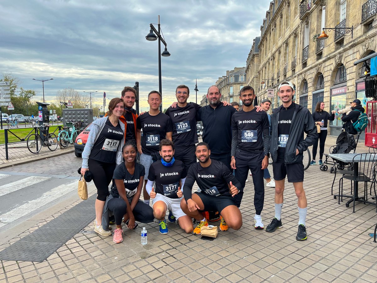jestocke's tweet photo. 🔥 Hier matin, une partie de l’équipe participait au @10kmdesquais de #Bordeaux !
Un moment sportif partagé tous ensemble dans le froid automnal 🥶
👏 Un grand merci à @BdxAthle, à tous les bénévoles et à @ProTimingFrance pour l’organisation !
Et un grand bravo à tous 🏃‍♀️ 🏃 https://t.co/Atniw2cGSA