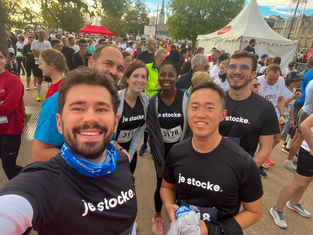 jestocke's tweet photo. 🔥 Hier matin, une partie de l’équipe participait au @10kmdesquais de #Bordeaux !
Un moment sportif partagé tous ensemble dans le froid automnal 🥶
👏 Un grand merci à @BdxAthle, à tous les bénévoles et à @ProTimingFrance pour l’organisation !
Et un grand bravo à tous 🏃‍♀️ 🏃 https://t.co/Atniw2cGSA