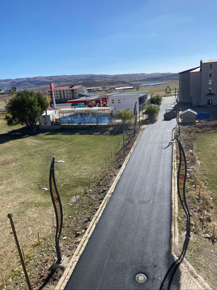 Herşey daha güzel bir Karlıova için.

İlçemiz Kale Mahalesi ve Kanitâht Mahallesi'nin yol sorunu sıcak asfalt ile çözüme kavuştu. ✅

Her iki mahallemiz için toplam 6 km'lik sıcak asfalt çalışması tamamlanmıştır.🦺🚧