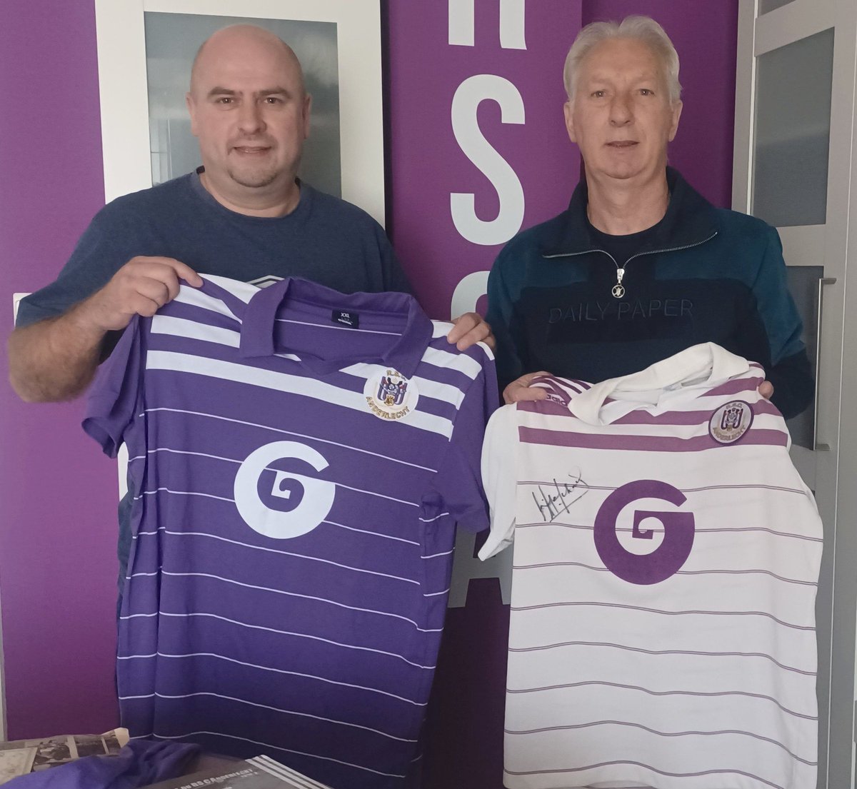 RscaCollector's tweet photo. Bezoek van Wim Hofkens. Speelde 160 wedstrijden in 5 seizoenen (1980-1985) voor #Anderlecht 💜🤍. Werd 2 keer kampioen en won de Uefa Cup in 1983. Wim was een voetballer waarvan het truitje altijd nat was na een wedstrijd iemand die er altijd 200% voor ging #rsca #uefa #legend https://t.co/LWVpZU4hDw