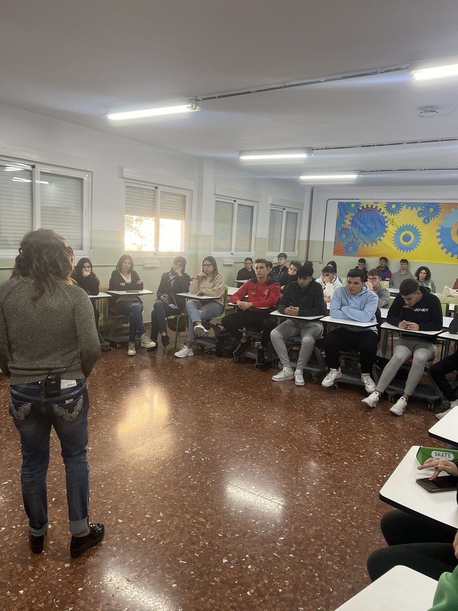 En la charla con Francisca Serrano hablando de Bolsa y sus posibilidades para emprender #EmprendeCartuja 

#CyACartuja #FP #APEs
