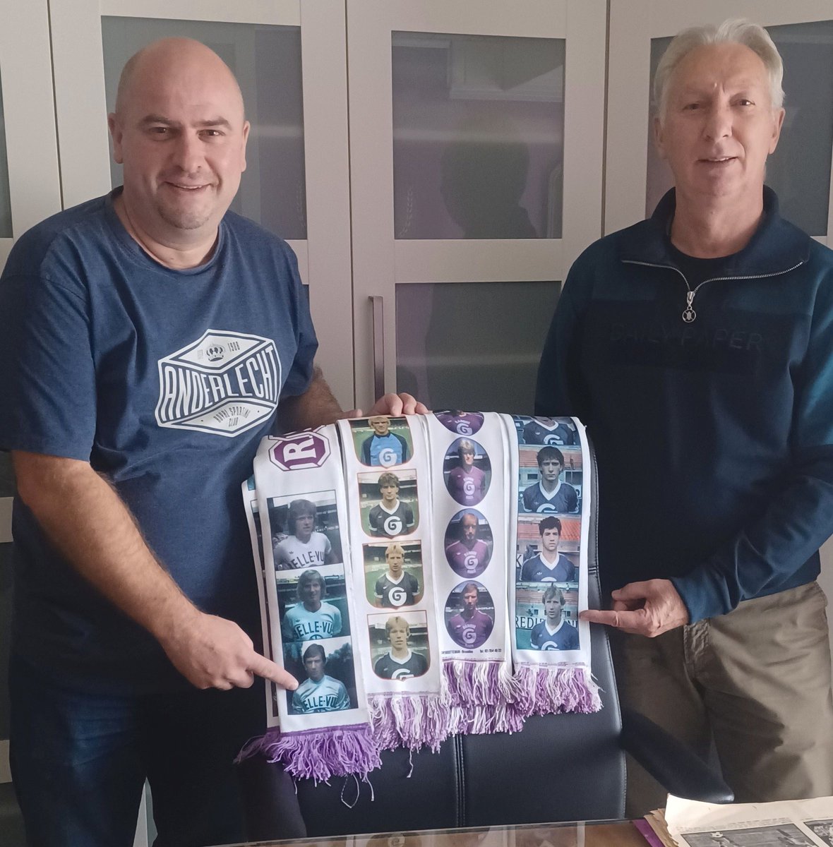 RscaCollector's tweet photo. Bezoek van Wim Hofkens. Speelde 160 wedstrijden in 5 seizoenen (1980-1985) voor #Anderlecht 💜🤍. Werd 2 keer kampioen en won de Uefa Cup in 1983. Wim was een voetballer waarvan het truitje altijd nat was na een wedstrijd iemand die er altijd 200% voor ging #rsca #uefa #legend https://t.co/LWVpZU4hDw