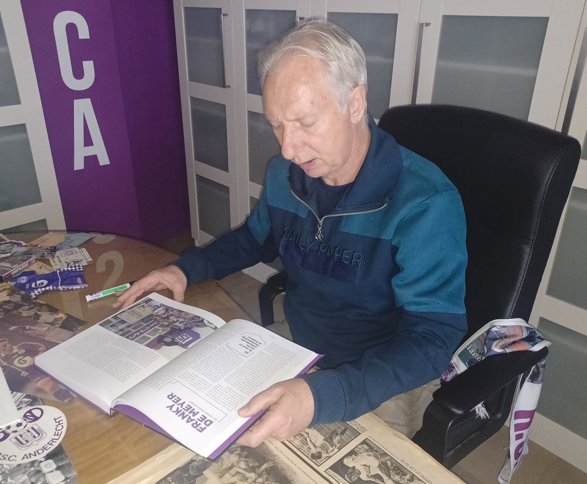 RscaCollector's tweet photo. Bezoek van Wim Hofkens. Speelde 160 wedstrijden in 5 seizoenen (1980-1985) voor #Anderlecht 💜🤍. Werd 2 keer kampioen en won de Uefa Cup in 1983. Wim was een voetballer waarvan het truitje altijd nat was na een wedstrijd iemand die er altijd 200% voor ging #rsca #uefa #legend https://t.co/LWVpZU4hDw