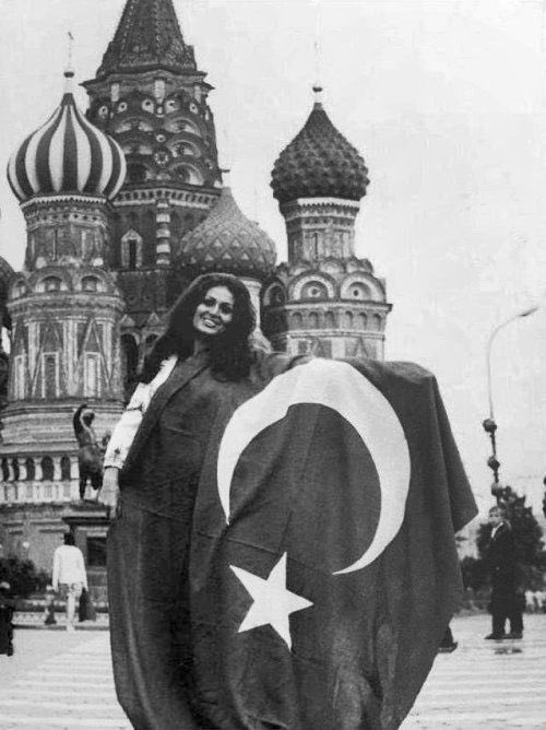 Türkan Şoray, Moskova Film Festivali'nde 'Dönüş' filmindeki performansıyla kazandığı 'En İyi Kadın Oyuncu' ödülünü almak için Moskova'dayken, Kızıl Meydan, SSCB (1973).