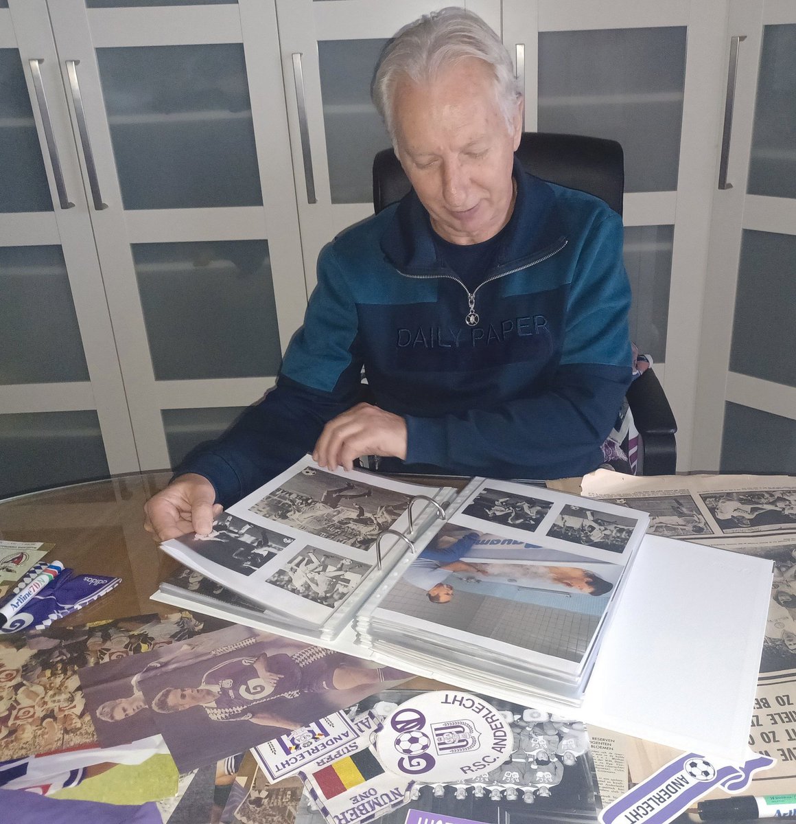 RscaCollector's tweet photo. Bezoek van Wim Hofkens. Speelde 160 wedstrijden in 5 seizoenen (1980-1985) voor #Anderlecht 💜🤍. Werd 2 keer kampioen en won de Uefa Cup in 1983. Wim was een voetballer waarvan het truitje altijd nat was na een wedstrijd iemand die er altijd 200% voor ging #rsca #uefa #legend https://t.co/LWVpZU4hDw