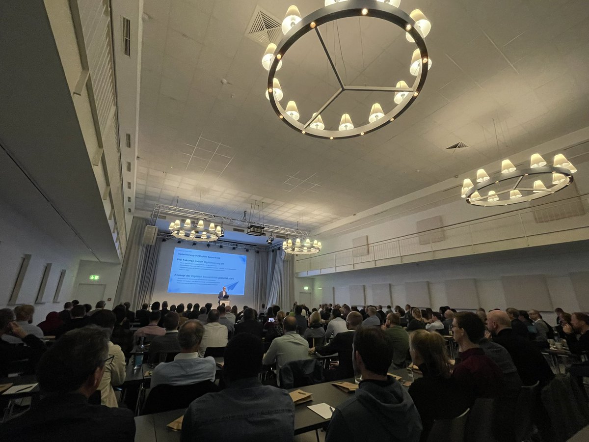 #digitalesouveraenitaet <a href="/chris11rs/">chris11rs</a> is talking about new ideas to build #independent and #individual #GeoIT #solutions #mapappsdays