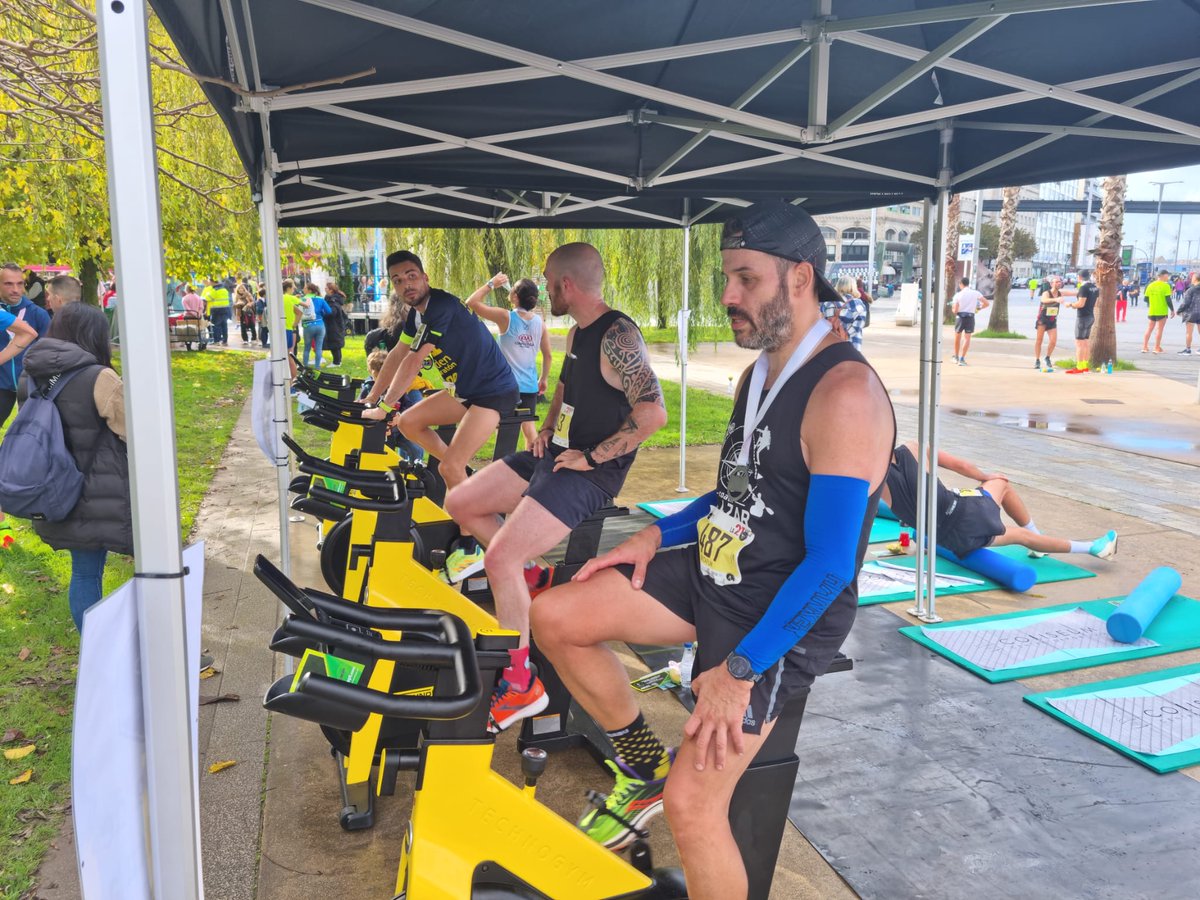 ColiseumCentro's tweet photo. Domingo de #running ... ¡y de recuperación activa!

Con el equipo técnico de #Coliseum en la @media_vigo “La 21” ayudando a corredores y corredoras a realizar una correcta recuperación muscular tras su llegada a meta.

💪 #EspírituHealthSpace
☎️ Whatsapp: 986 225 201 https://t.co/z9LN6gIaVN