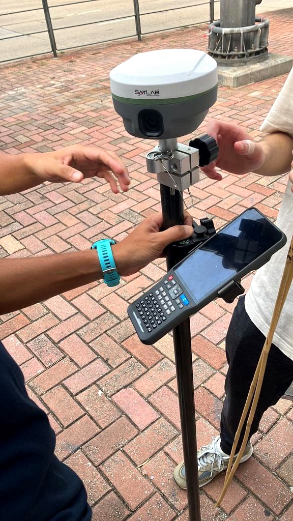 The Hong Kong #IVE students visited MYBIM Laboratory to study SatLab #Eyr GNSS RTK. The course gives the talents and students instructions and information regarding RTK technology and applications, which are very useful for their career development.
#satlab #training #surveying