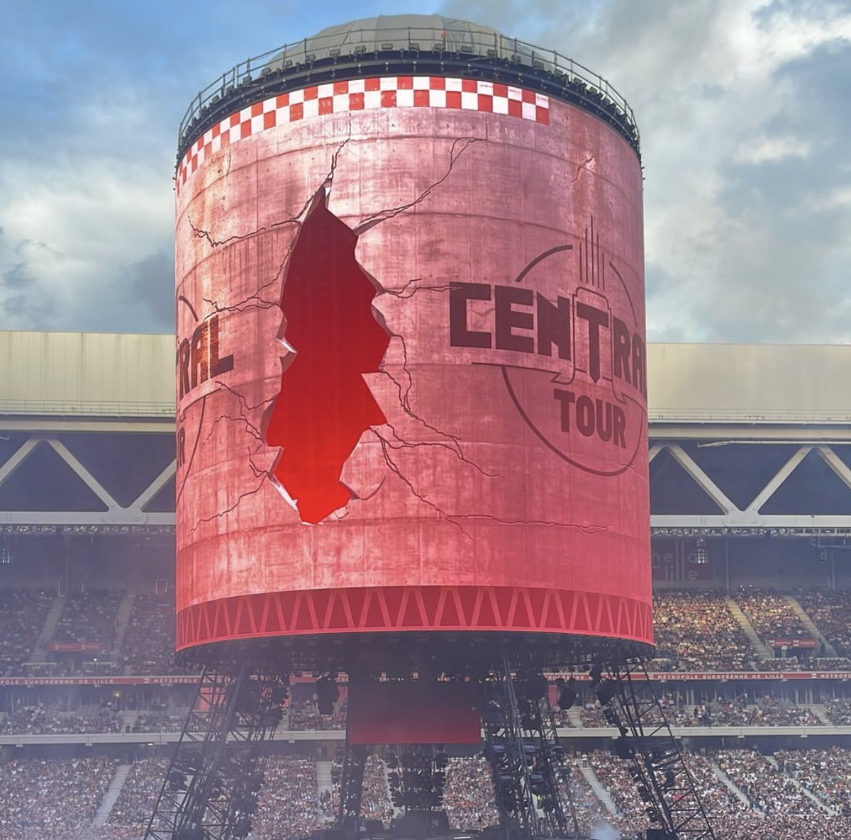 EasyGroupEXP's tweet photo. Une tour collossale de 360°, 45m de haut et 30m de diamètre lors du central Tour du groupe Indochine, en concert en France, en juillet dernier.
Elle contient son, lumière et vidéo.
Une réalisation de notre partenaire « PRG_France », C’est juste incroyable !
#EasyGroupExp https://t.co/hyQ1xrV08I