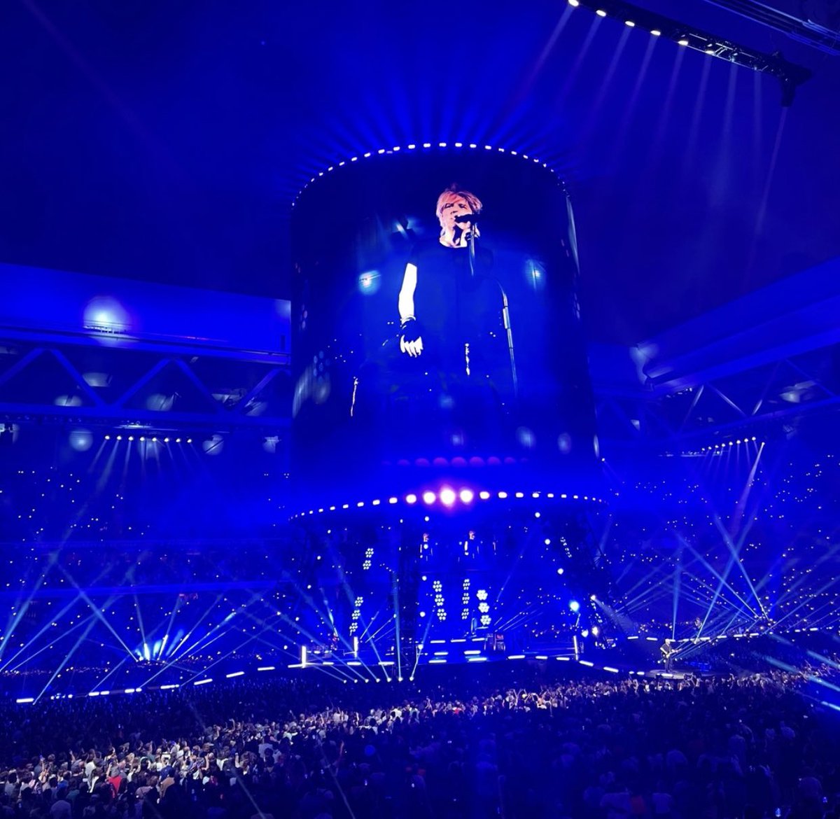 EasyGroupEXP's tweet photo. Une tour collossale de 360°, 45m de haut et 30m de diamètre lors du central Tour du groupe Indochine, en concert en France, en juillet dernier.
Elle contient son, lumière et vidéo.
Une réalisation de notre partenaire « PRG_France », C’est juste incroyable !
#EasyGroupExp https://t.co/hyQ1xrV08I