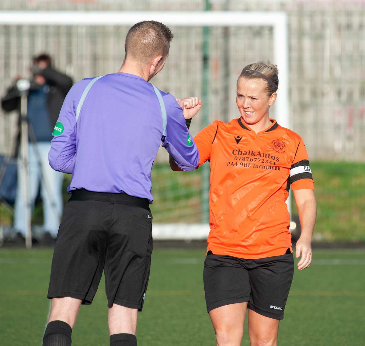 SWFLeagueOne's tweet photo. NO REF NO PARTY
Gleniffer captain Colleen Cossar greets referee Jamie Andrews ahead of the Paisley derby. Refs deserve respect because without them we'd have no game.
#MondayMotivation #BeTheDifference
📷 Russel Hutcheson | SportPix https://t.co/i3fhrmaGKI