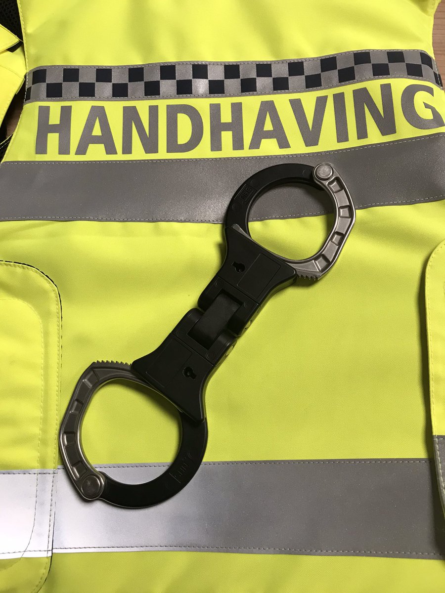 HandhavingDH's tweet photo. Tijdens de #weekenddienst een man aangehouden voor opzettelijk niet tonen van identiteitsbewijs na #overtreding. Verdachte is door de politie overgenomen. Verdachte is met 2 #bekeuringen op zak weer heen gezonden. #handhaving https://t.co/K92RBMwpxY