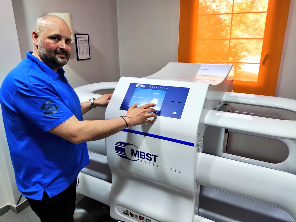 ➡️ #Sportcat és el primer centre català que aposta per una nova tecnologia per tractar i prevenir l’osteoporosi

🆕 D’Alemanya, aquest any hem importat un aparell d’electromedicina que estimula el teixit ossi amb la tecnologia MBST ressonància magnètica terapèutica