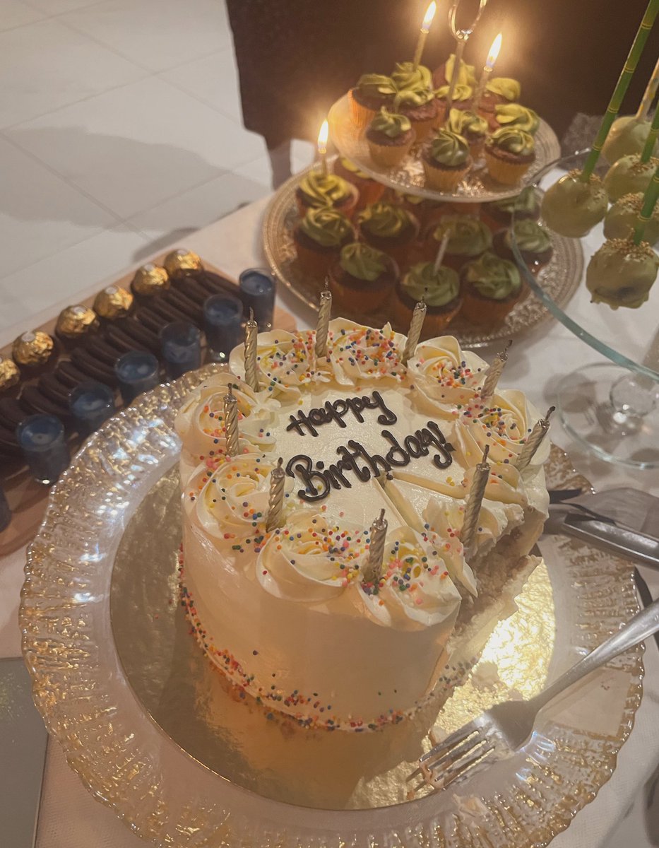 devonyjasmine's tweet photo. cake🍰 #ilovecake #champagnepapi https://t.co/5QtWJ3UNf5
