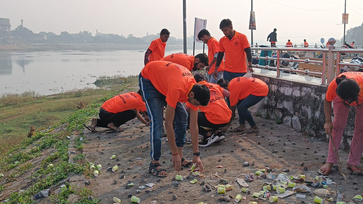 SFDIndiaOrg's tweet photo. ABVP बिलासपुर महानगर व GGU के कार्यकर्ताओं के द्वारा #SFD के अंतर्गत आज सुबह स्वच्छता अभियान चलाया गया जिसके तहत रिवर व्यू के आस पास फैले कचड़े को उठाकर स्थान को स्वच्छ किया गया। मौके पर SFD की राष्ट्रीय सह संयोजिका मंगला टेकाम जी व प्रांत संयोजक शुभम जी उपस्थित रहे।
#SFDVoice https://t.co/AVIa1Nxbtv