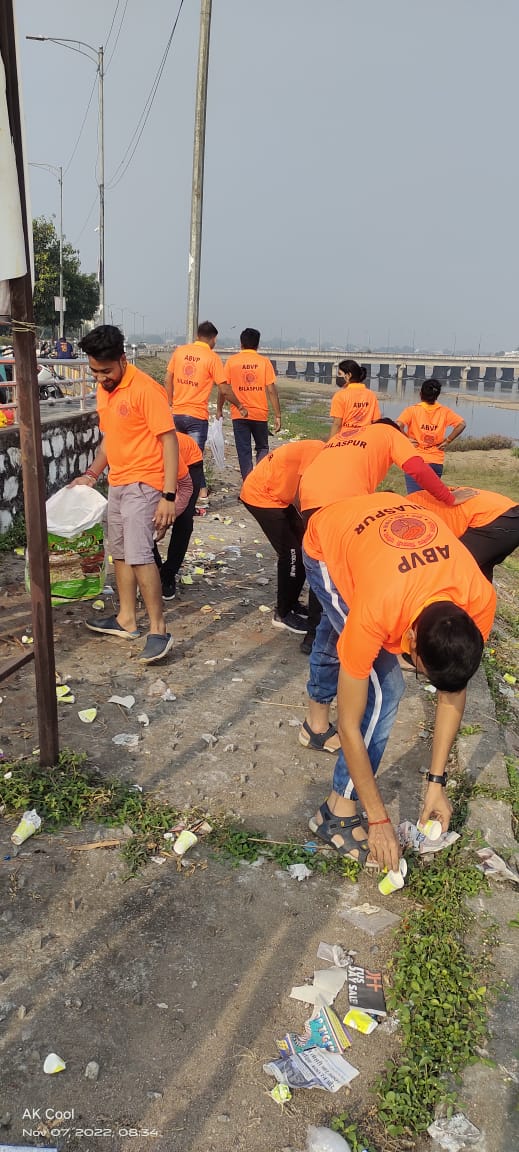 SFDIndiaOrg's tweet photo. ABVP बिलासपुर महानगर व GGU के कार्यकर्ताओं के द्वारा #SFD के अंतर्गत आज सुबह स्वच्छता अभियान चलाया गया जिसके तहत रिवर व्यू के आस पास फैले कचड़े को उठाकर स्थान को स्वच्छ किया गया। मौके पर SFD की राष्ट्रीय सह संयोजिका मंगला टेकाम जी व प्रांत संयोजक शुभम जी उपस्थित रहे।
#SFDVoice https://t.co/AVIa1Nxbtv