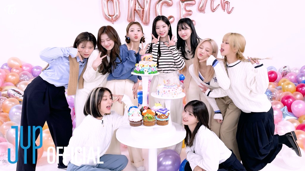 Happy 7TH ANNIVERSARY Cakes For ONCE &amp; TWICE

❤YouTube: youtu.be/u1Mi3hlYPMg
💚NAVER TV: tv.naver.com/v/30551108

#ONCE #원스 #TWICE #트와이스 
#TWICE_7TH_ANNIVERSARY
#Happy_Chilland7Day