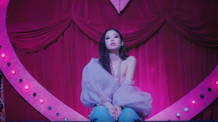 Hari ini pada tahun 2018, #JENNIE #BLACKPINK telah mengeluarkan muzik solo pertamanya. Sehingga kini, video muzik #SOLO telah menerima tontonan lebih 82juta di YouTube.