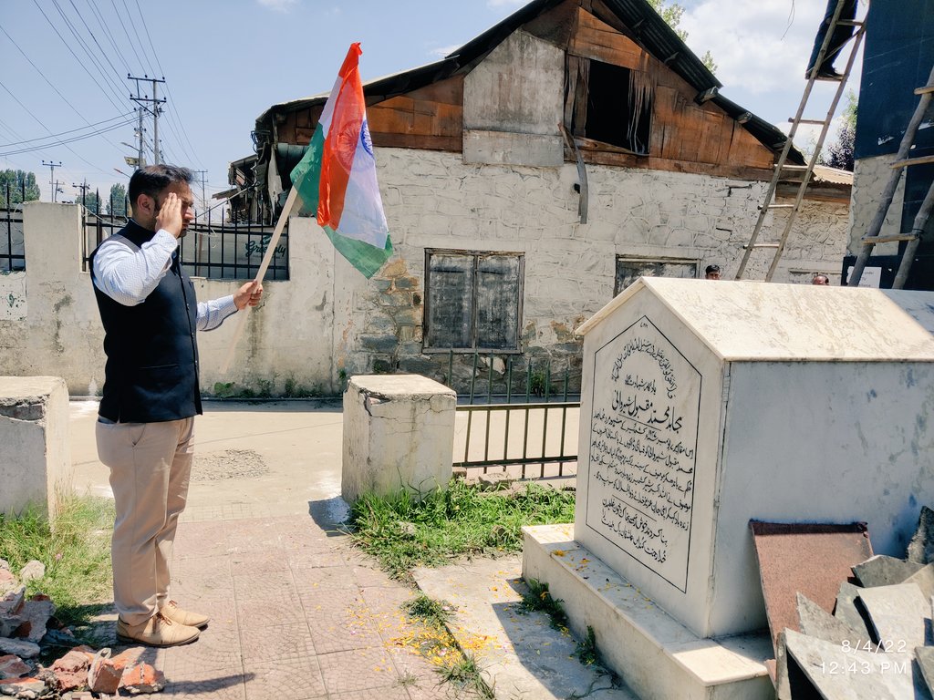 GHmohiuddinDa13's tweet photo. Maqbool Sherwani misguided Pak raiders to a wrong path when asked to guide them to Srinagar Airport. A true hero and #martyr of Kashmir.  *#IamMaqboolSherwani*
*#BeChusMaqboolSherwani*
*#AisSairiChiMaqboolSherwani* https://t.co/cf2Xcl3as0