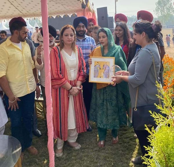 dailypostpunjab's tweet photo. ਮੁੱਖ ਮੰਤਰੀ ਮਾਨ ਦੀ ਪਤਨੀ ਡਾ. ਗੁਰਪ੍ਰੀਤ ਕੌਰ ਨੇ ਚੰਡੀਗੜ੍ਹ ਵਿਖੇ ਘੌੜ ਸਵਾਰੀ ਦੇ ਮੁਕਾਬਲਿਆਂ ਦੌਰਾਨ ਕਰਵਾਏ ਸਮਾਗਮ ਵਿੱਚ ਸ਼ਿਰਕਤ ਕੀਤੀ

#Chandigarh #Punjab #CM #BhagwantMann #Wife #Dr.Gurpreet Kaur #Attended #EventOrganized #HorseRiding #Competitions #GalleryPics #Dailypostpunjabi https://t.co/RlJYB3kUFG