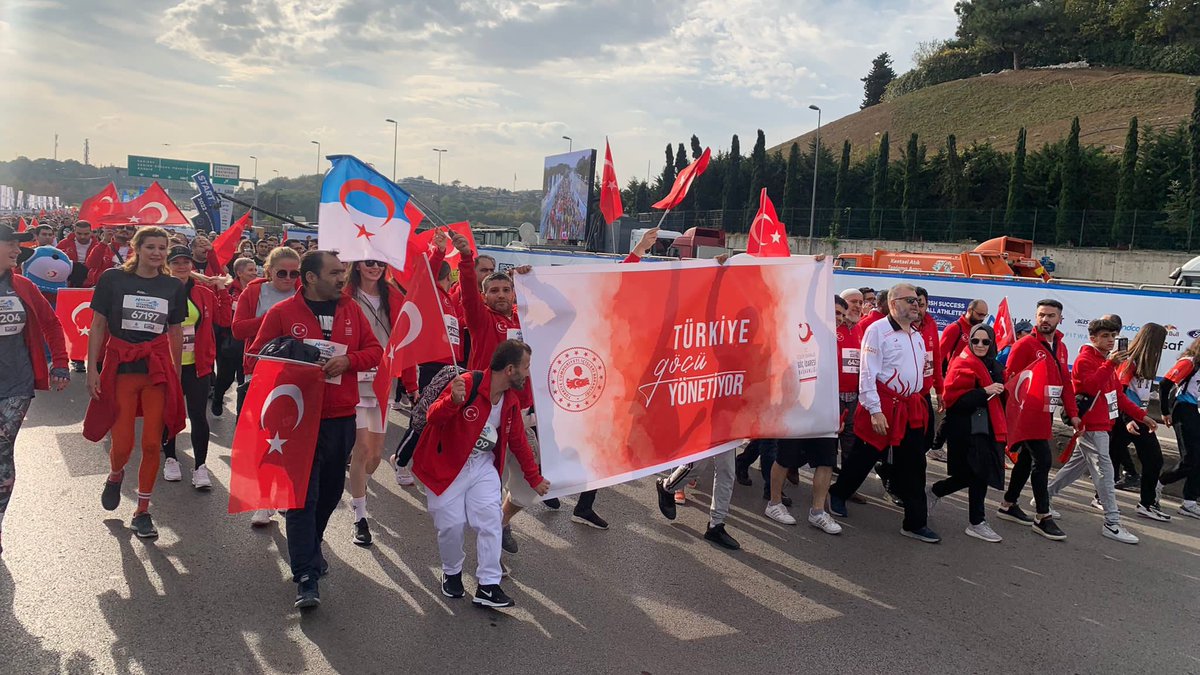 Gocidaresi's tweet photo. Göç İdaresi Başkanlığı olarak 44'üncü #İstanbulMaratonu’ndayız!

Göç yönetiminde durmaksızın yol aldığımız gibi, ülkemizde farklı statülerde yaşayan göçmenlerle birlikte Türkiye için büyük bir uyumla tek yürek olduk, #TürkiyeGöçüYönetiyor sloganıyla maratonda buluştuk…🇹🇷 https://t.co/R1dOzdZ0nw
