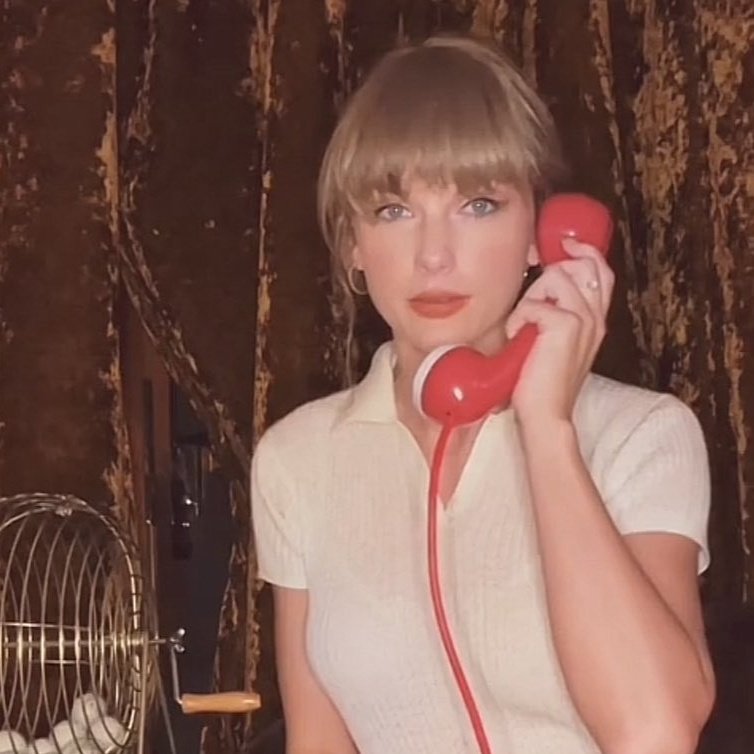 ‍ ‍ ‍ ‍ ‍‍ ‍ ‍ ‍
❝  Voy a llamar a Santa .  ❞