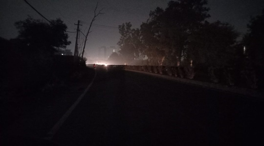 MMSareen's tweet photo. CMOFF/N/2021/121913 No action taken yet. Still no Streetlights on main Pataudi Road from sector 89 (NBCC Heights) - sector 95 (Wazirpur chowk) Complete darkness on main road @cmohry @mlkhattar @HaryanaPwd @OfficialGMDA @rakeshdaultabad @Praveenmalik86 @MCManesar pls help🙏 https://t.co/za0ckOkeSp