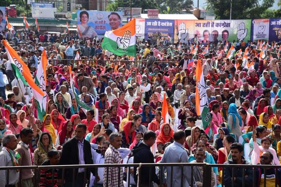 DRMUKES53061118's tweet photo. #राहुलजी"भारतजोड़ोपदयात्रा" आत्मविश्वाससेलबरेजहोकरदेशकीजनताके सहयोग/विश्वाससेअपनेमुकामकीओरबदलाब केशुभसंकेतकेसाथआगेबढ़रहीहैजोदेशकीएक नईदिशा/दशानिर्धारितकरेगी#पदयात्रामें उमड़ताजनसैलाबमिलताभरपूरसहयोगआशा भरीनिगाहेंइसेजनआंदोलनकारूपप्रदानकियाजोदेशवासियोंकेअच्छेदिनआनेके सपनेकोपूराकरेगा https://t.co/ZRzVUIvN4g