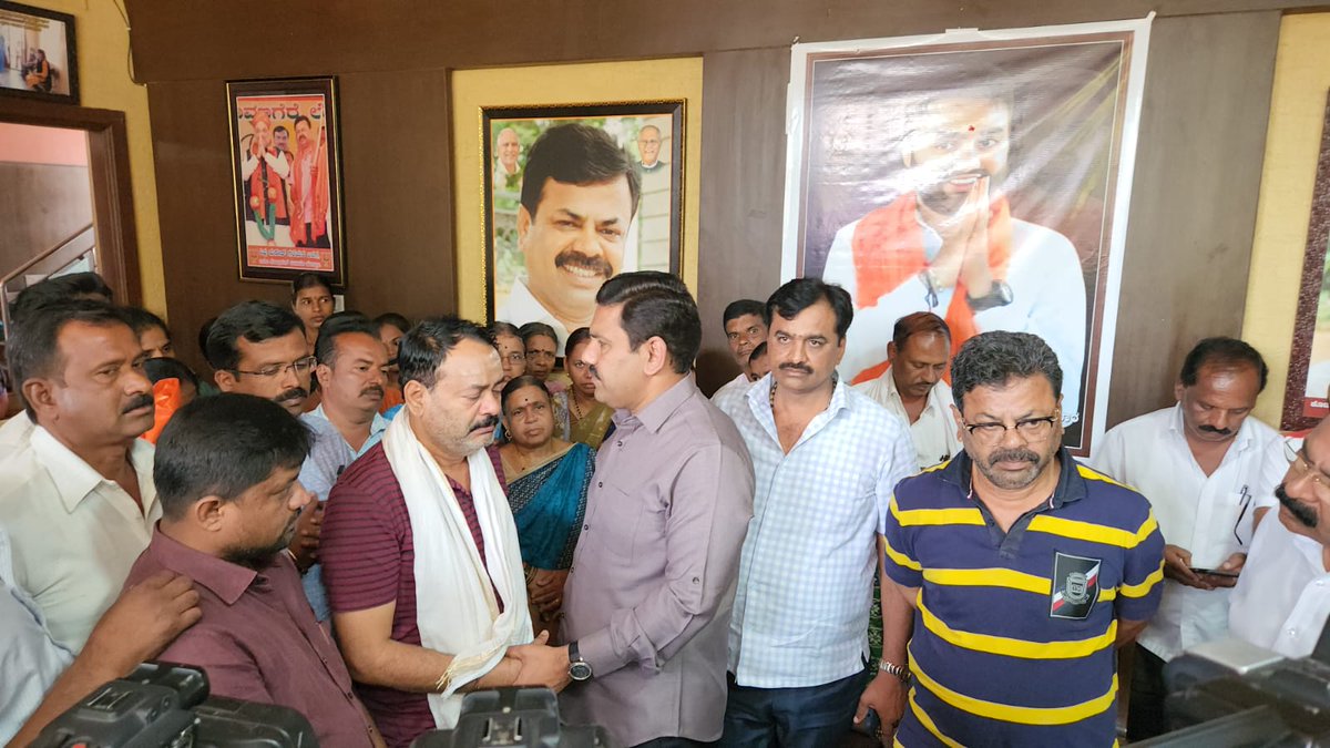 MPRBJP's tweet photo. ರಾಜ್ಯ ಬಿಜೆಪಿ ಉಪಾಧ್ಯಕ್ಷರು ಆತ್ಮೀಯರಾದ ಶ್ರೀ @BYVijayendra , ಕೆ.ಆರ್.ಐ.ಡಿ.ಎಲ್  ಅಧ್ಯಕ್ಷರು ಆತ್ಮೀಯರಾದ ರುದ್ರೇಶ್ ಹಾಗೂ ಜಿಲ್ಲಾ ಪಂಚಾಯಿತಿ ಮಾಜಿ ಅಧ್ಯಕ್ಷರು ಆತ್ಮೀಯರಾದ ಮರಿಸ್ವಾಮಿ ಅವರು ಇಂದು ಹೊನ್ನಾಳಿ ನಿವಾಸಕ್ಕೆ ಭೇಟಿನೀಡಿ ಸಾಂತ್ವನ ಹೇಳಿದರು. https://t.co/EFcHC6QdjC