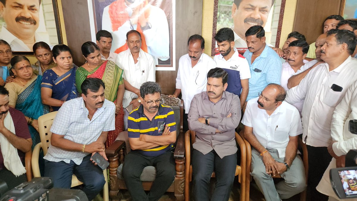 MPRBJP's tweet photo. ರಾಜ್ಯ ಬಿಜೆಪಿ ಉಪಾಧ್ಯಕ್ಷರು ಆತ್ಮೀಯರಾದ ಶ್ರೀ @BYVijayendra , ಕೆ.ಆರ್.ಐ.ಡಿ.ಎಲ್  ಅಧ್ಯಕ್ಷರು ಆತ್ಮೀಯರಾದ ರುದ್ರೇಶ್ ಹಾಗೂ ಜಿಲ್ಲಾ ಪಂಚಾಯಿತಿ ಮಾಜಿ ಅಧ್ಯಕ್ಷರು ಆತ್ಮೀಯರಾದ ಮರಿಸ್ವಾಮಿ ಅವರು ಇಂದು ಹೊನ್ನಾಳಿ ನಿವಾಸಕ್ಕೆ ಭೇಟಿನೀಡಿ ಸಾಂತ್ವನ ಹೇಳಿದರು. https://t.co/EFcHC6QdjC