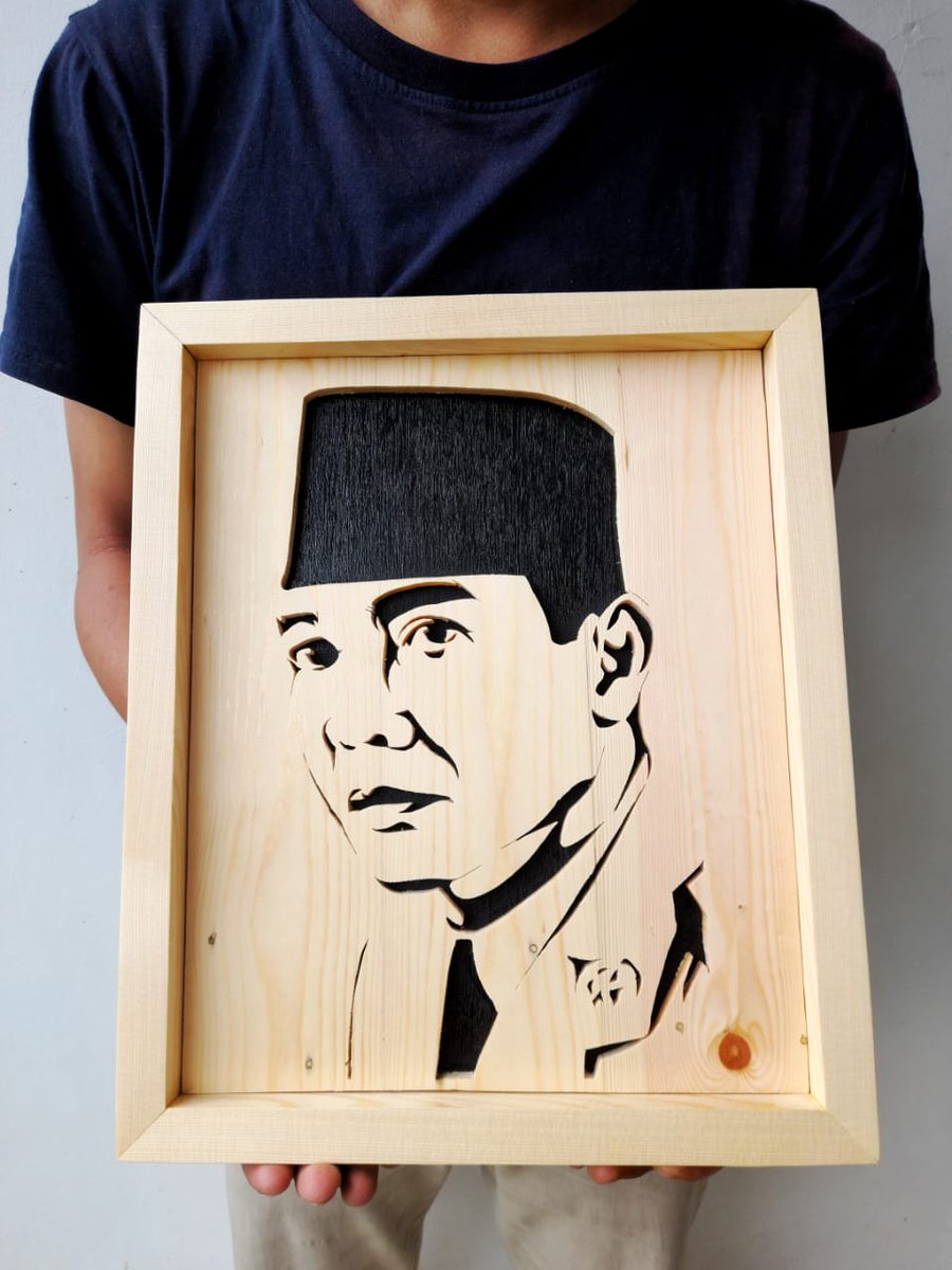 Ukiran siluet bung Karno, bahan kayu jati belanda, ukuran 28cm x 40 cm..
