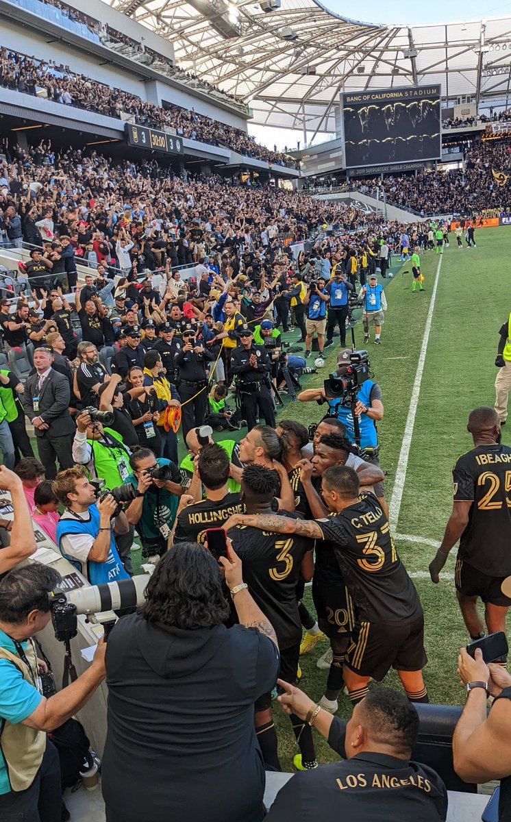 Hchien's tweet photo. @LAFC Legendary moment https://t.co/lrnXZj1hXu