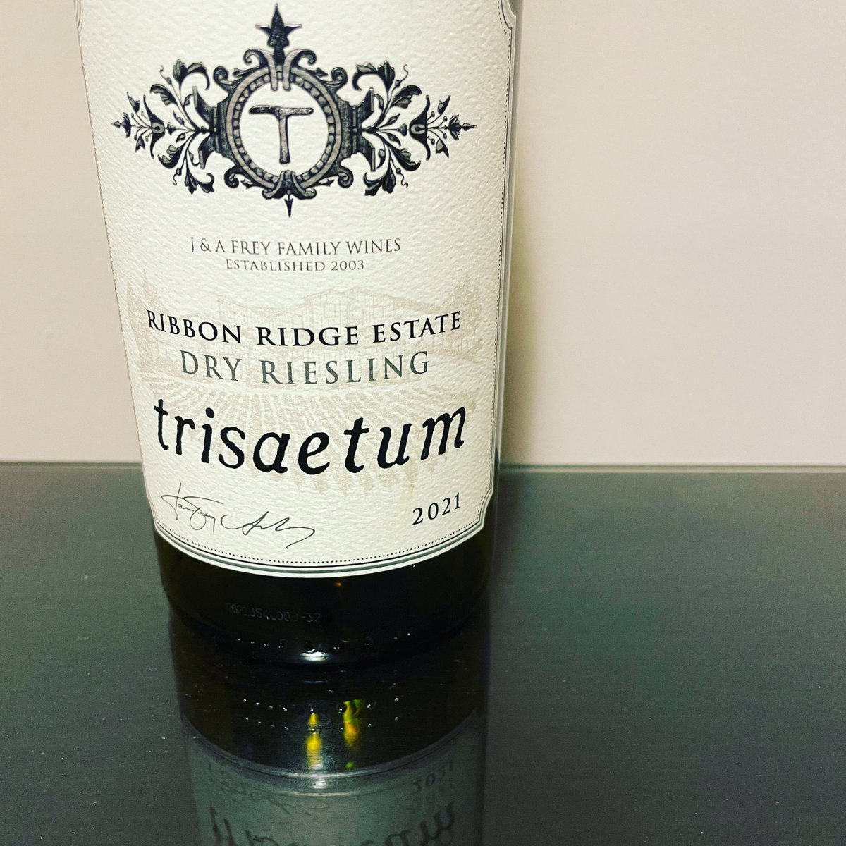 Sauvignonline's tweet photo. Really enjoyed this @trisaetum #dryriesling on a quiet night with a home cooked dinner before beginning a long (and far) trip to Tokyo the next morning. Stay tuned for 🇯🇵 posts!

#WasSipping #LaterGram #travel #willamettevalley #oregon #winelover #drinkoregon #ribbonridge https://t.co/PNRVCNIBqL