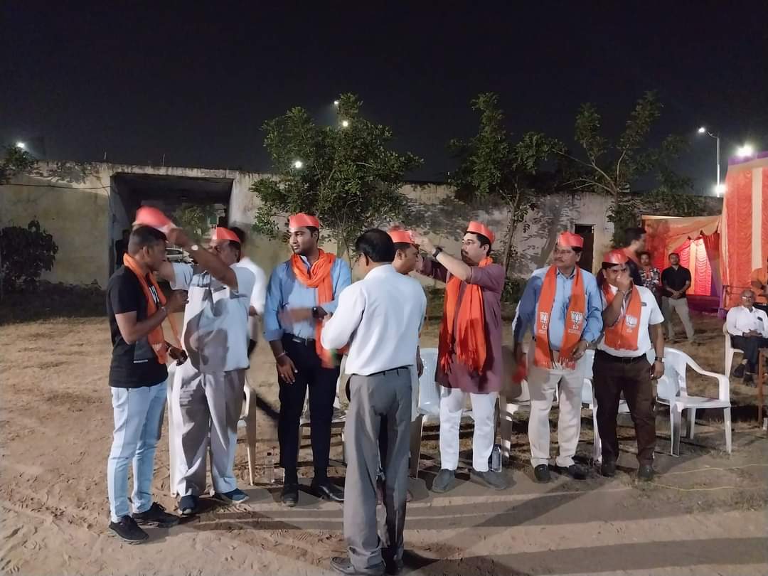 akashpatel4445's tweet photo. ભારતીય જનતા પાર્ટીની વિચારધારાથી પ્રેરાઈ ઘોડાસર વિશ્વ ઉમિયા ફાઉન્ડેશનના કન્વીર શ્રી દિપકભાઈ પટેલ, સાર્થક ગ્રુપ ટ્યુશનનાં સંચાલક શ્રી અર્પણભાઈ પટેલ અને વિશ્વ ઉમિયા ફાઉન્ડેશનના કન્વીર શ્રી અનુચભાઈ પટેલનું ��ેસ પહેરાવી ભારતીય જનતા પાર્ટી માં સ્વાગત કરવામાં આવ્યું.. https://t.co/iEApBJZFcc
