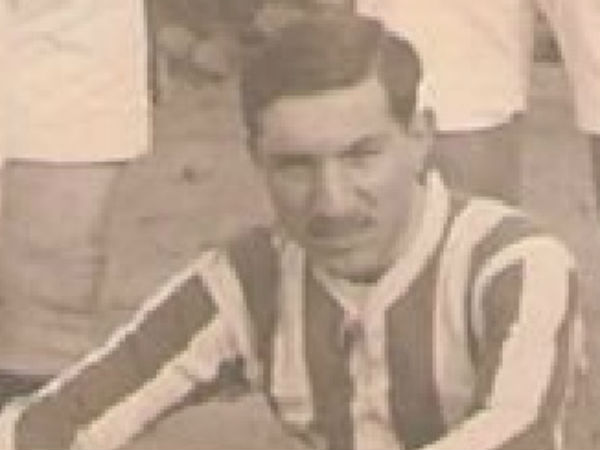 marcosanchez01_'s tweet photo. [ABRO HILO EXPLICANDO EL TIFO DEL BETIS]
La persona que está representada en el centro es el fundador del Sevilla Balompié (futuro Real Betis Balompie). Y además, es el que traeria de Glasglow las rayas verdiblancas al club. https://t.co/azXu1GpMvZ