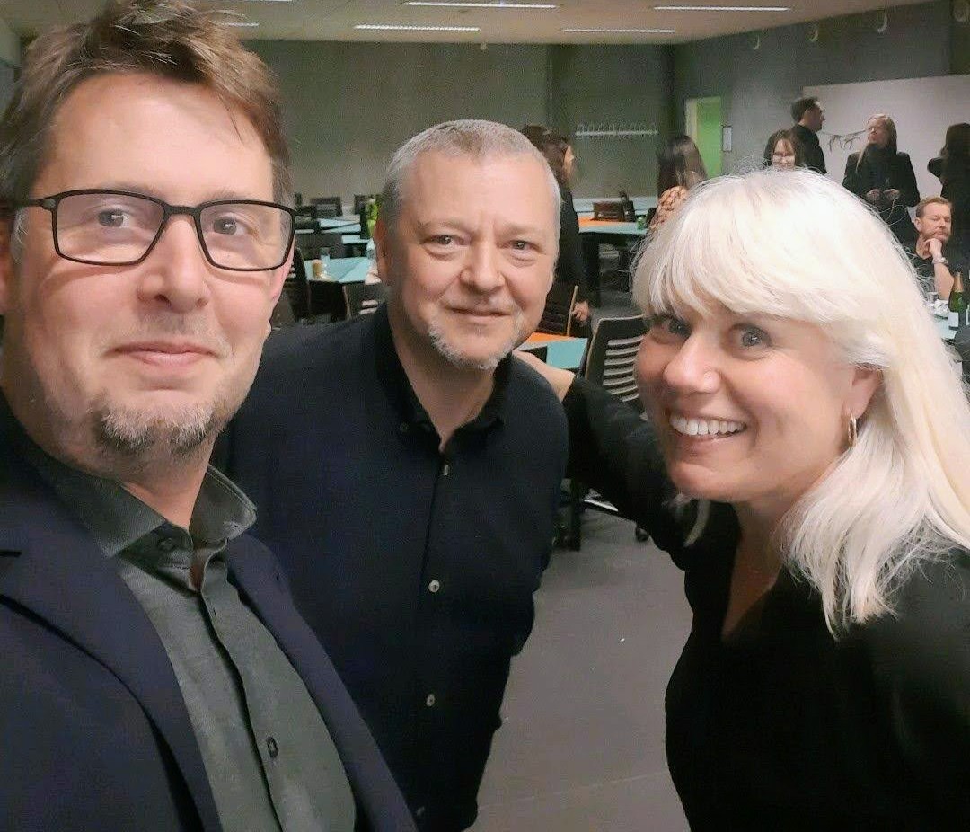 BSiewertsen's tweet photo. Tak til jer gode venner, kolleger og samarbejdspartnere, der i fredags hjalp forrygende @ThomasKristens1, fantastiske @NinaBlom1 og mig med at fejre vores nye bog 'Kommunikation i kriser'. https://t.co/4hvmrXDtqZ