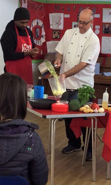 PurfleetPrimary's tweet photo. Last week we were very lucky to have chef @MarkBorrell come to our Parent's Coffee Morning. Mark demonstrated how to cook 3 delicious dishes that can be made with very little cost. Our parents really enjoyed Mark's kitchen tips and the tasty samples of his dishes. https://t.co/Dk4cfZstXD