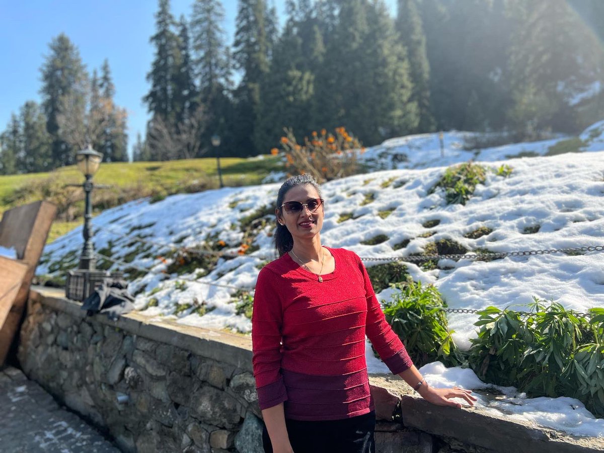 SingerKousalya's tweet photo. Kashmir Dump 🤩

#singerkousalya #kousalya #kousalyapotturi #kashmir #tour #india #jammukashmir #kashmirdiaries #snow #snowinindia https://t.co/W4GSnnwfsX