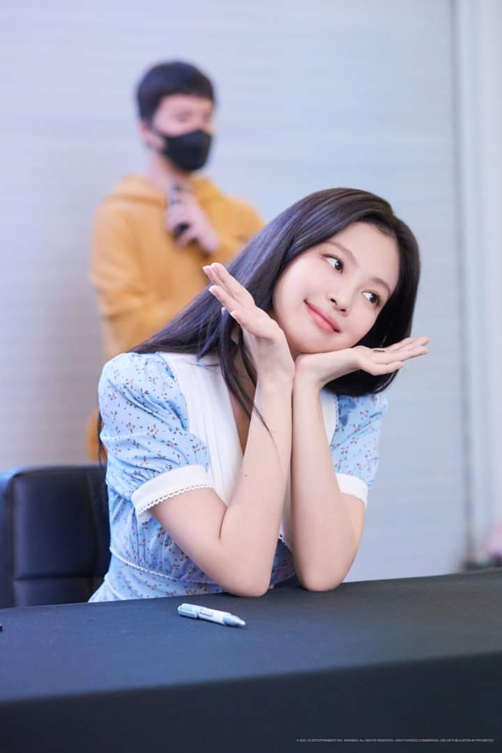 xavybazam's tweet photo. Cute ni Jennie Kim 🤩 BLACKPINK [BORN PINK] OFFLINE FAN SIGNING EVENT #jennie #blackpick #jenniekim https://t.co/YhFpfThzeI