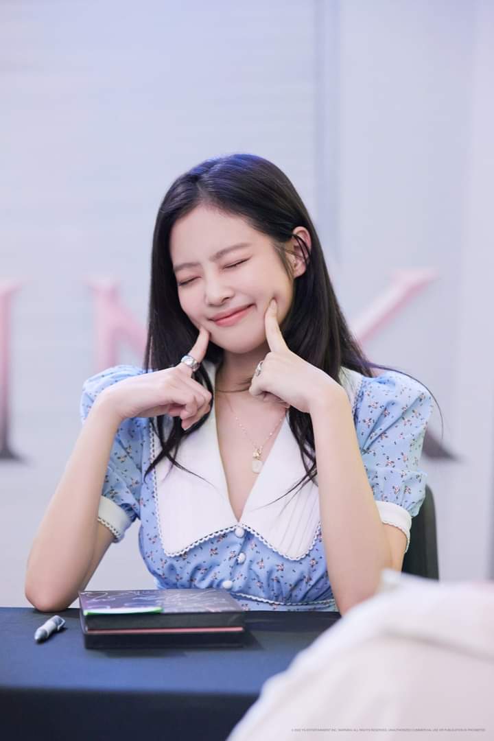 xavybazam's tweet photo. Cute ni Jennie Kim 🤩 BLACKPINK [BORN PINK] OFFLINE FAN SIGNING EVENT #jennie #blackpick #jenniekim https://t.co/YhFpfThzeI