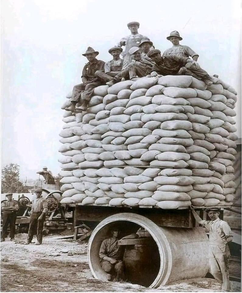 TheMatundaMan's tweet photo. Below is a demonstration of the load capacity of 21 tonnes that the precast pipe can take. The inventor is in the pipe to prove to investors the ability of his pipe. This was in 1920 Canada 🇨🇦 https://t.co/rJHJu3VOvs